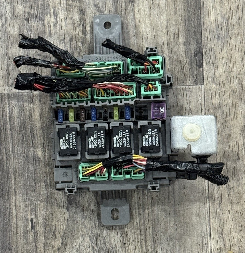 2005-2010 HONDA ODYSSEY INTERIOR CABIN PASSENGER SIDE FUSE BOX RELAY OEM SHJ-RA3