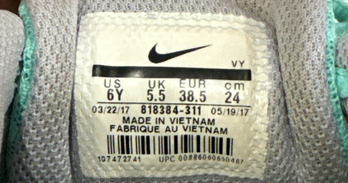 Nike Tanjuns Teal Sneakers with Signature Nike Logo Size 6Y Youth