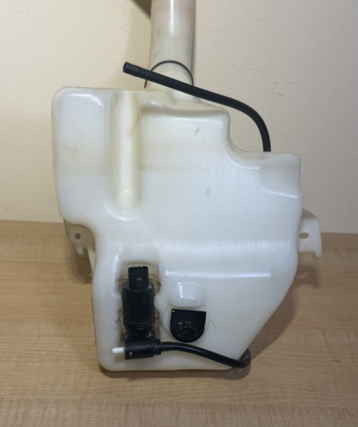 2011-2016 Town & Country 2011-20 Grand Caravan Windshield Washer Fluid Reservoir