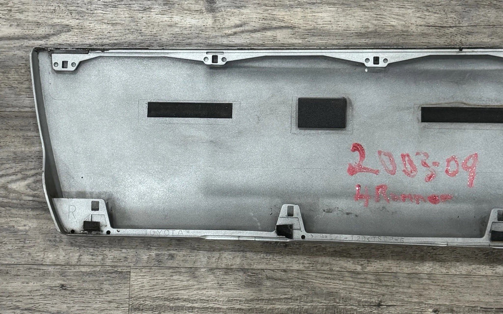 2003-05 TOYOTA 4RUNNER OEM SILVER FRONT RIGHT RH LOWER DOOR MOLDING FLARE TRIM