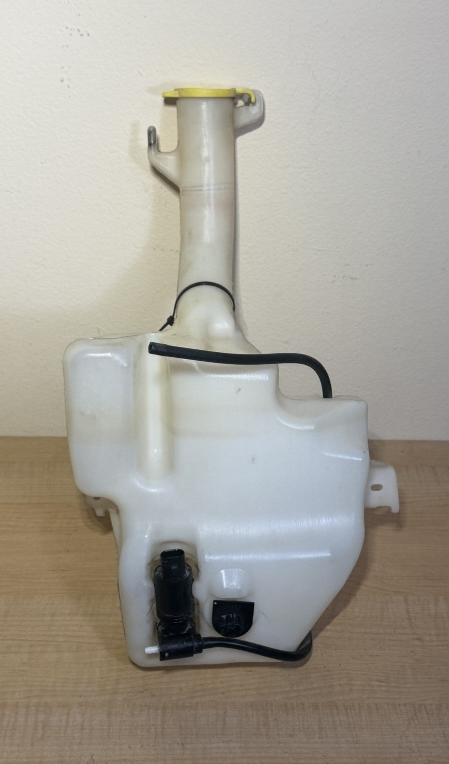2011-2016 Town & Country 2011-20 Grand Caravan Windshield Washer Fluid Reservoir