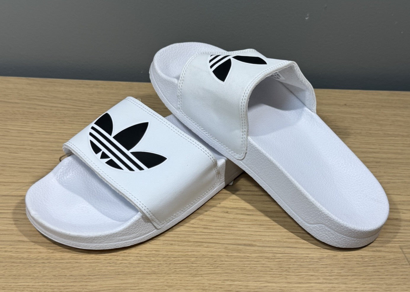 NEW ADIDAS WOMEN’S ADILETTE LITE J SLIDES SANDALS SIZE 5 | WHITE NWT