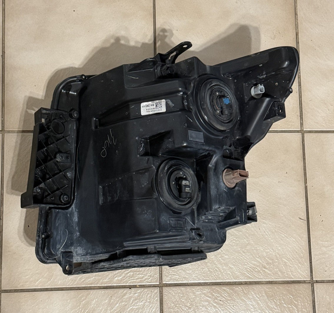 2016 2017 2018 2019 NISSAN TITAN HALOGEN OEM HEADLIGHT RIGHT SIDE PASSENGER OEM