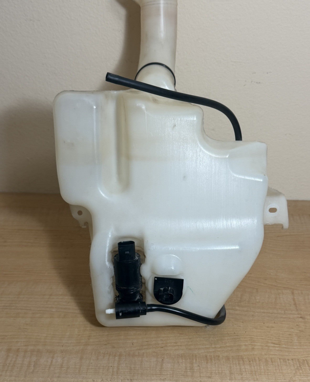 2011-2016 Town & Country 2011-20 Grand Caravan Windshield Washer Fluid Reservoir