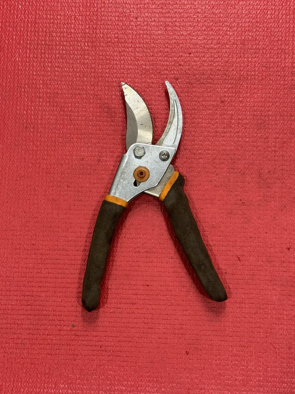 VINTAGE FISKARS EA0617 STEEL BYPASS HAND PRUNER CUSHIONED GRIP