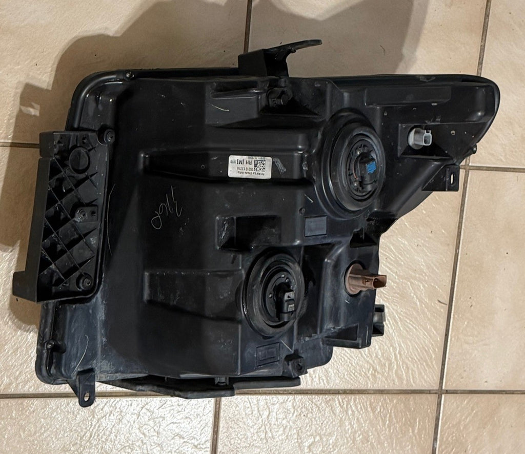 2016 2017 2018 2019 NISSAN TITAN HALOGEN OEM HEADLIGHT RIGHT SIDE PASSENGER OEM