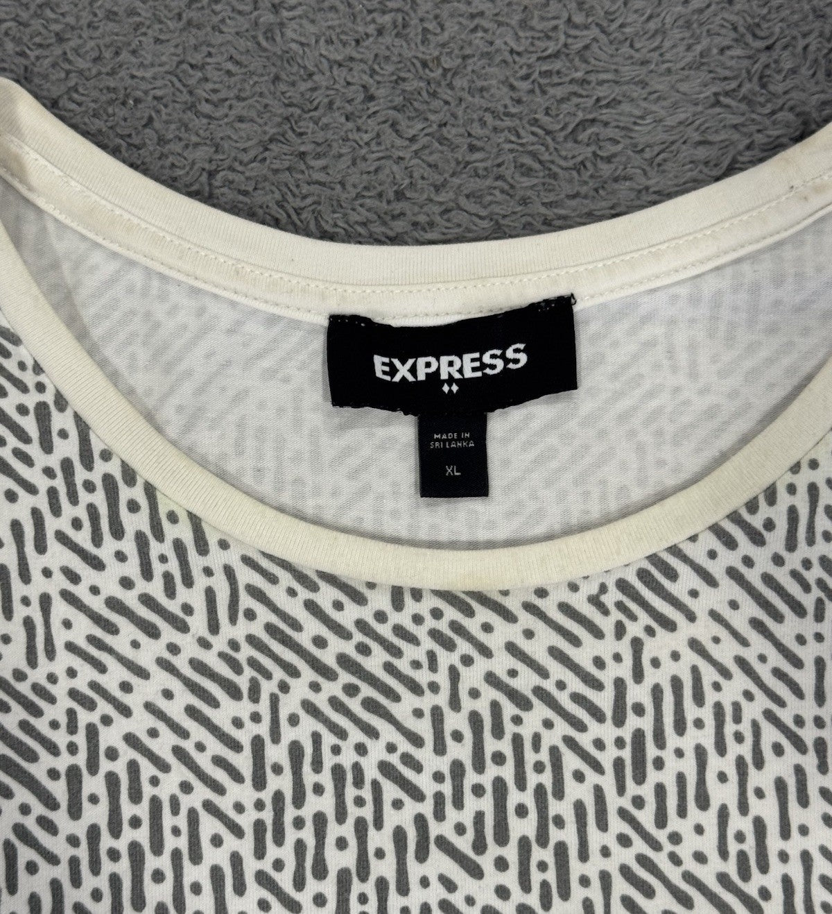 Express abstract lines moisture wicking performance stretch Men t-shirt size XL