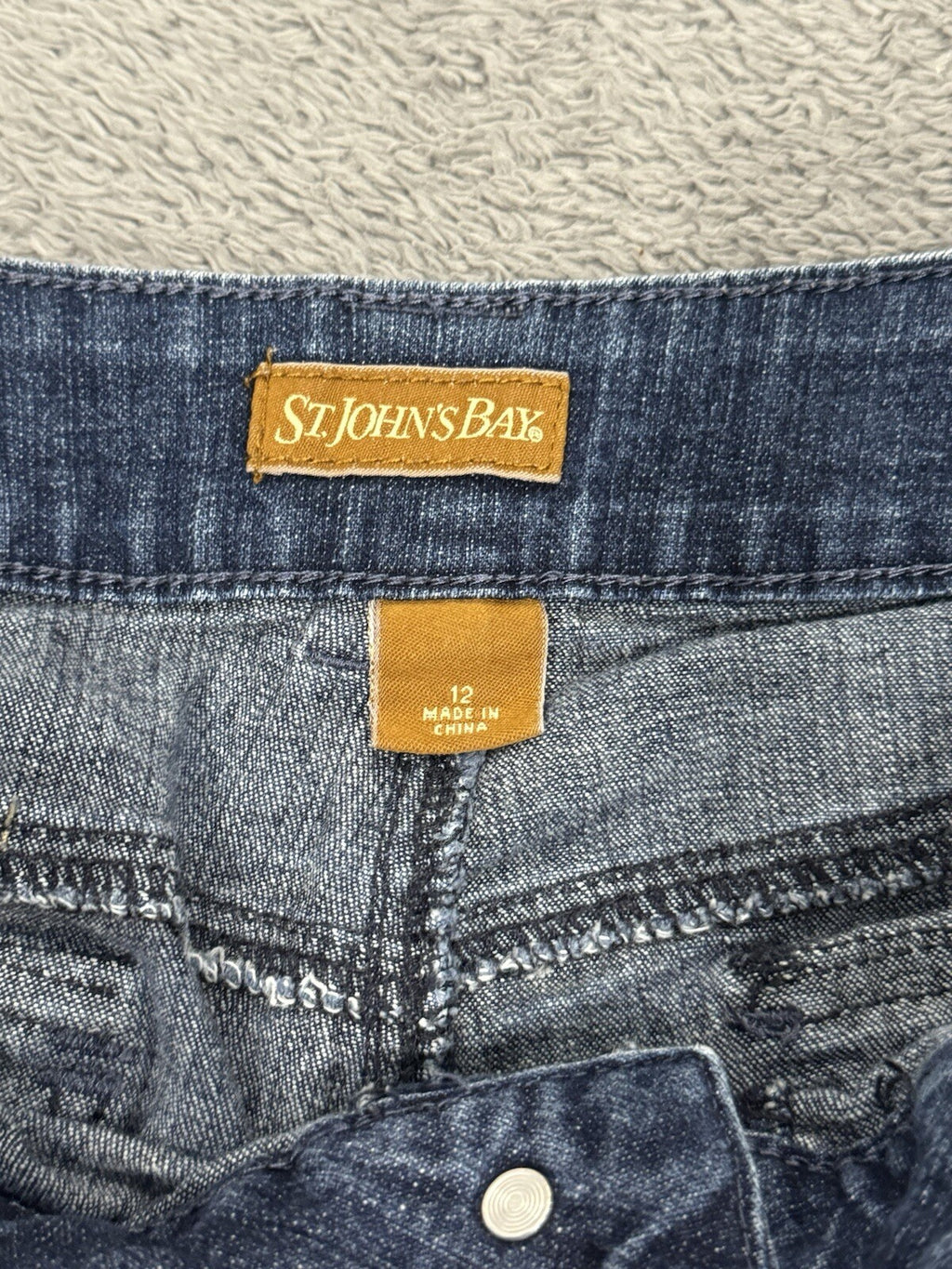 St. Johns Bay Women's Size 12 Denim Capri Jeans