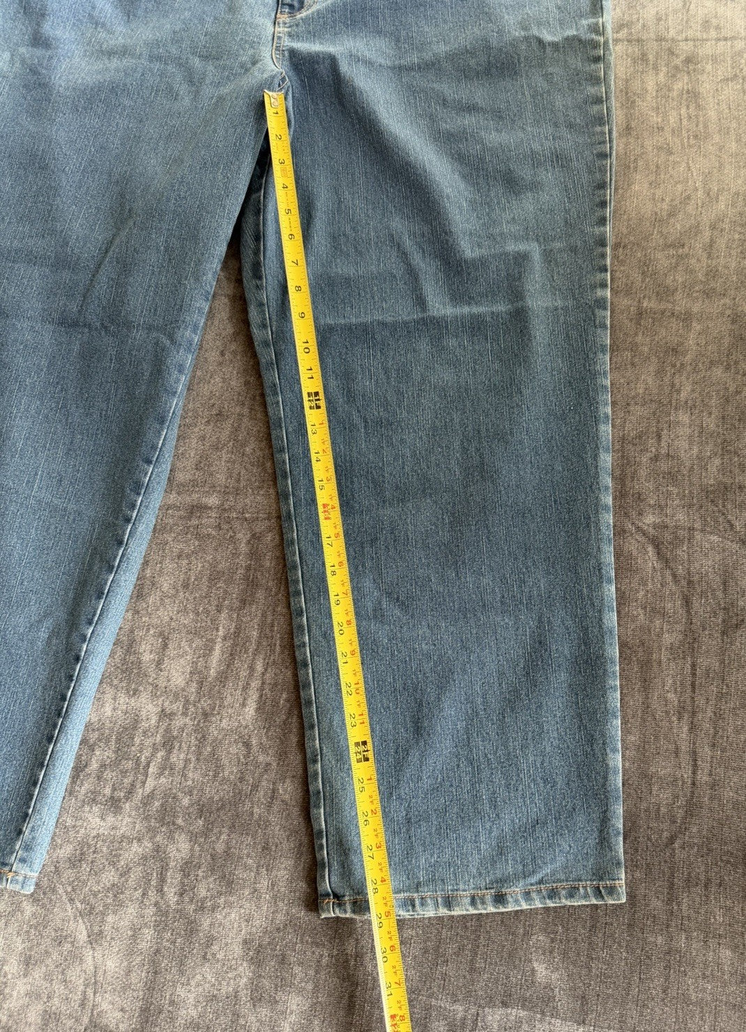 Basic Editions Jeans Womens 26W  AVG Blue Denim  Classic Fit Stretch Straight