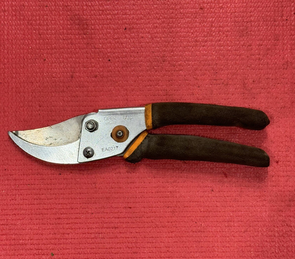 VINTAGE FISKARS EA0617 STEEL BYPASS HAND PRUNER CUSHIONED GRIP