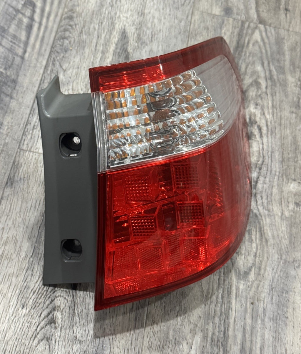2005 2006 2007 Honda Odyssey OEM Right Passenger RH Side Tail Light Genuine