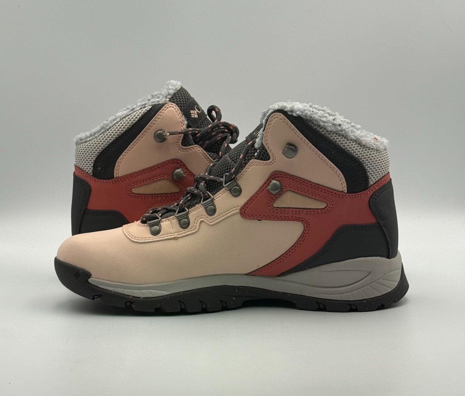 NWB Columbia Newton Ridge Plus Omni-Heat Hiking Boots Women's 10 Peach Outdoor