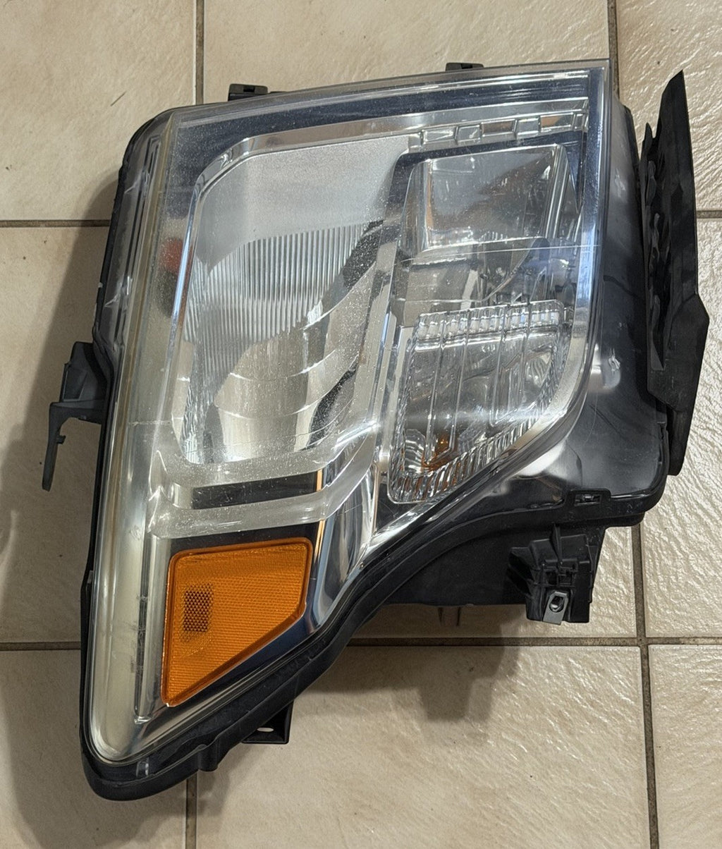 2016 2017 2018 2019 NISSAN TITAN HALOGEN OEM HEADLIGHT RIGHT SIDE PASSENGER OEM