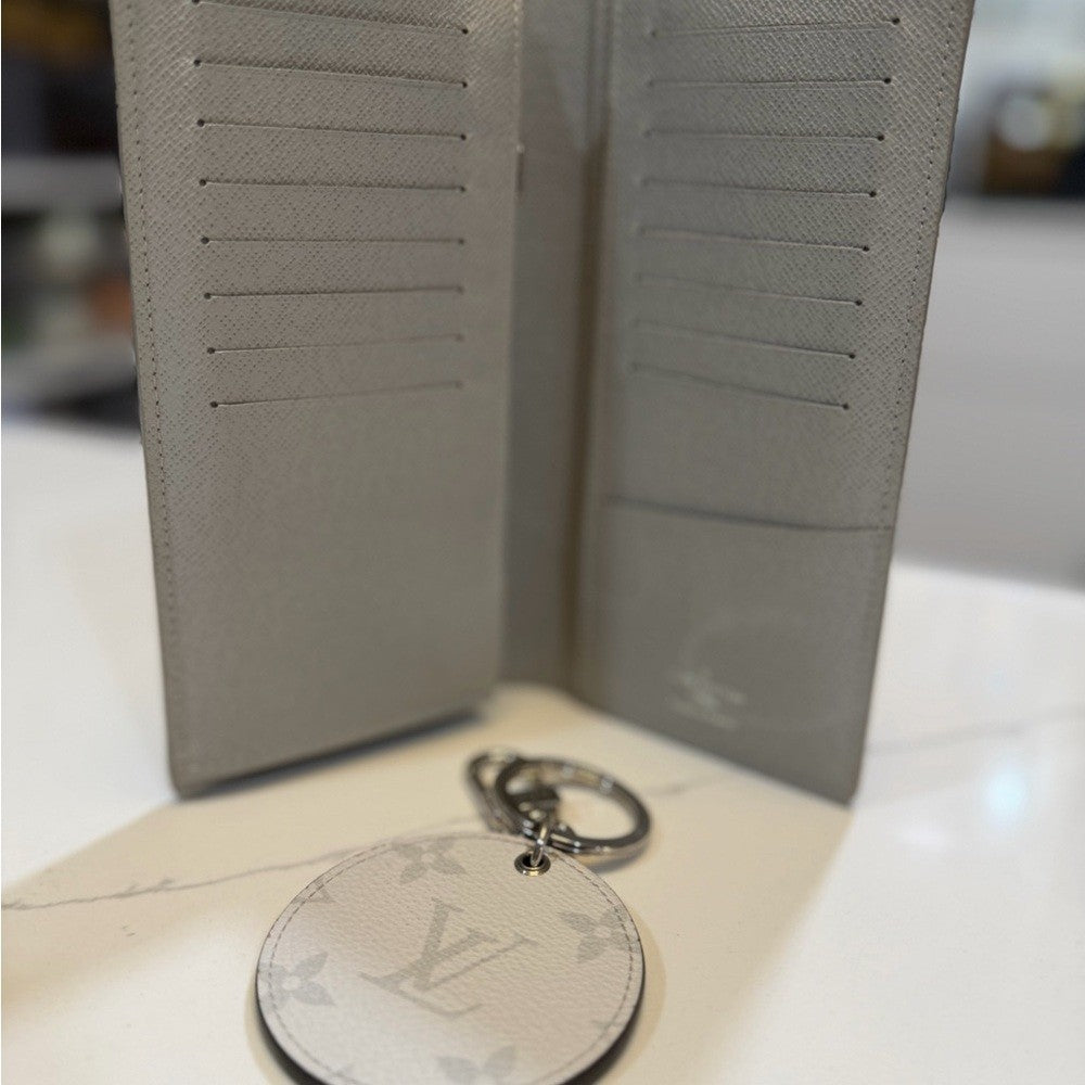 Louis Vuitton Brazza Monogram Logo White Wallet Limited Edition with Keychain!