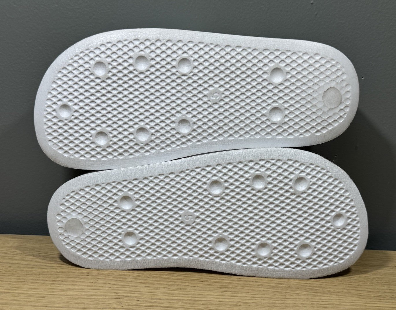 NEW ADIDAS WOMEN’S ADILETTE LITE J SLIDES SANDALS SIZE 5 | WHITE NWT