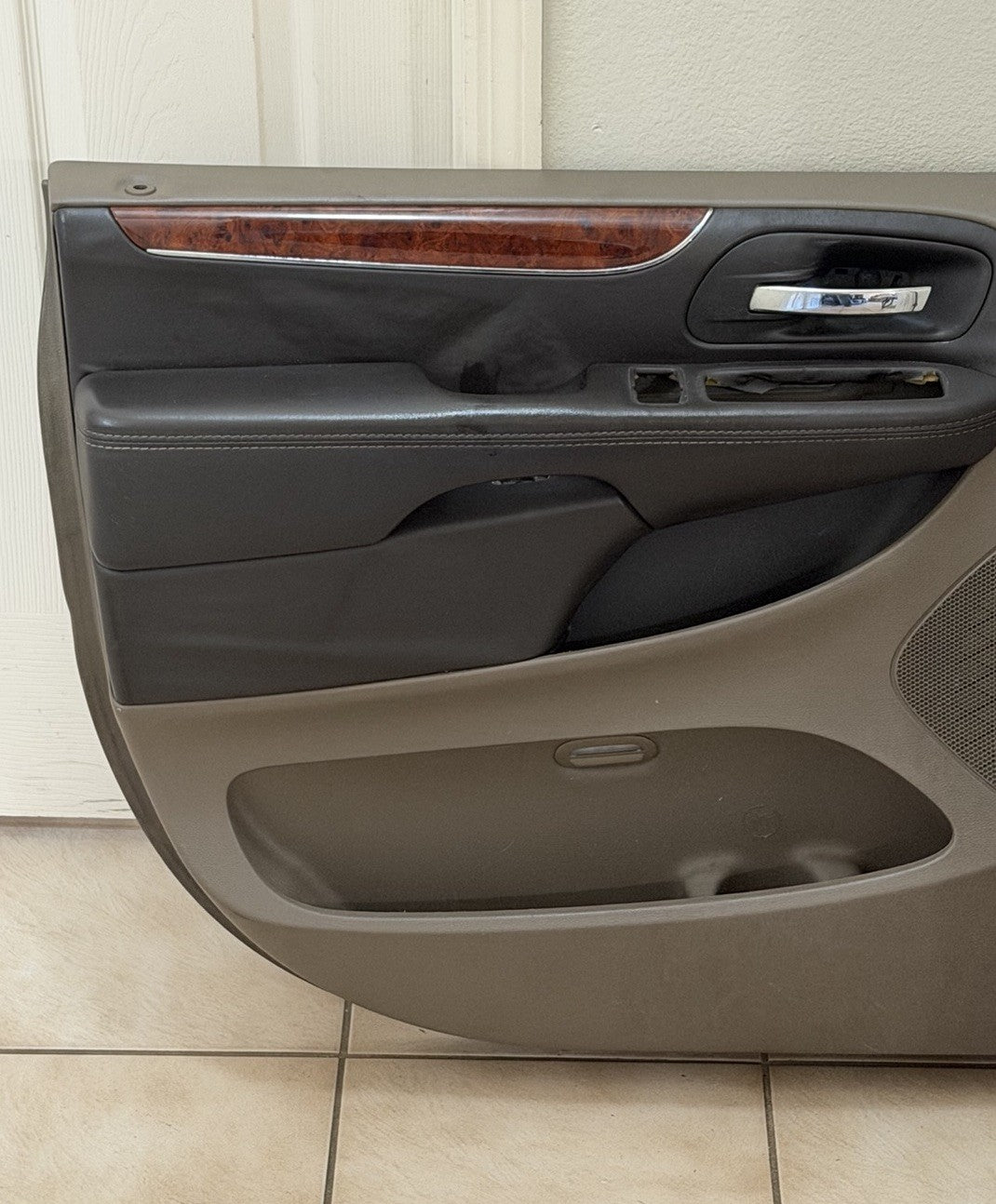 08-16 Town Country 08-20 Grand Caravan Lh Front Driver Side Door Panel Beige OEM