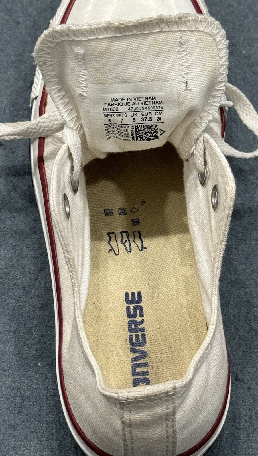 Converse White Chuck Taylor All Star- UNISEX Women’s 7 & Mens 5, LOW TOP SHOES