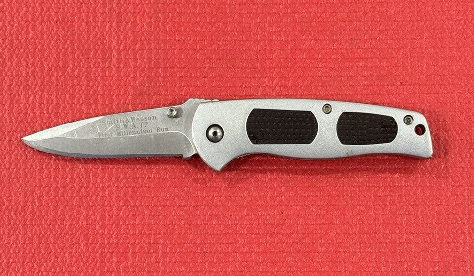 Smith & Wesson S.W.A.T. 1st Millennium Run Folding Pocket Knife Silver VTG