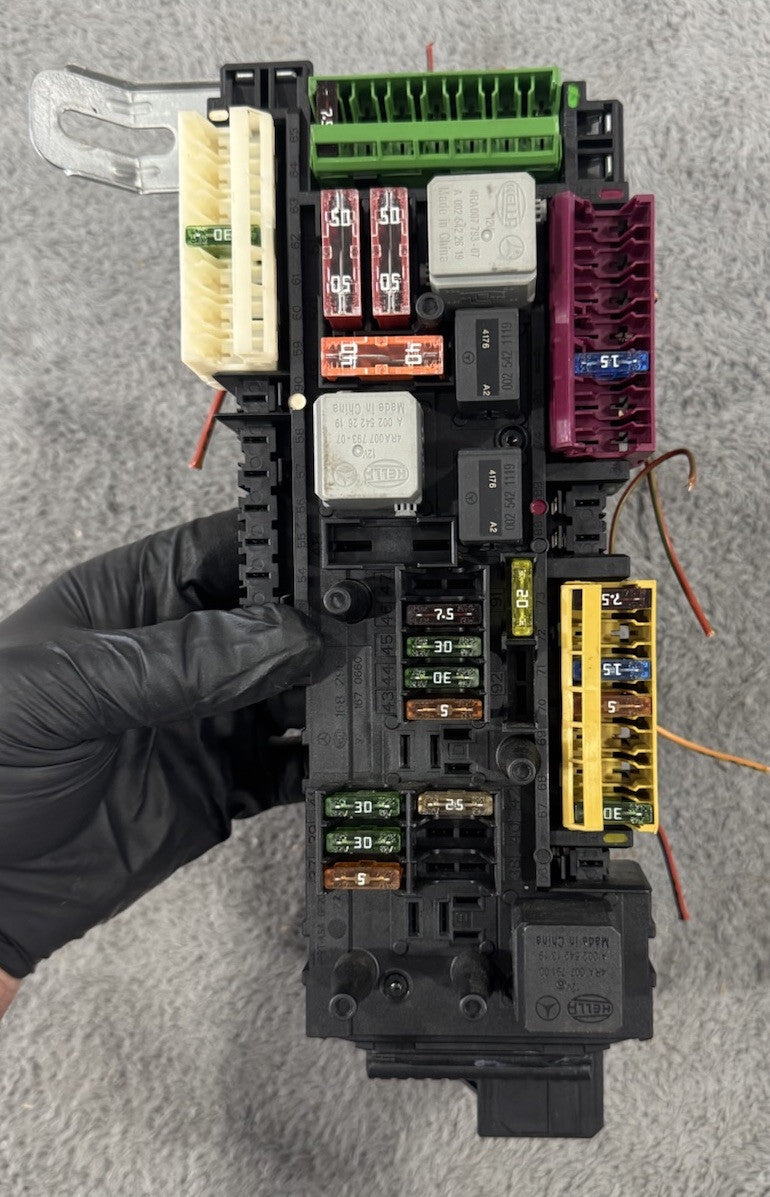 12-14 Mercedes OEM W204 C250 C300 C350 Rear Fuse Box Module Relay 204 906 03 05